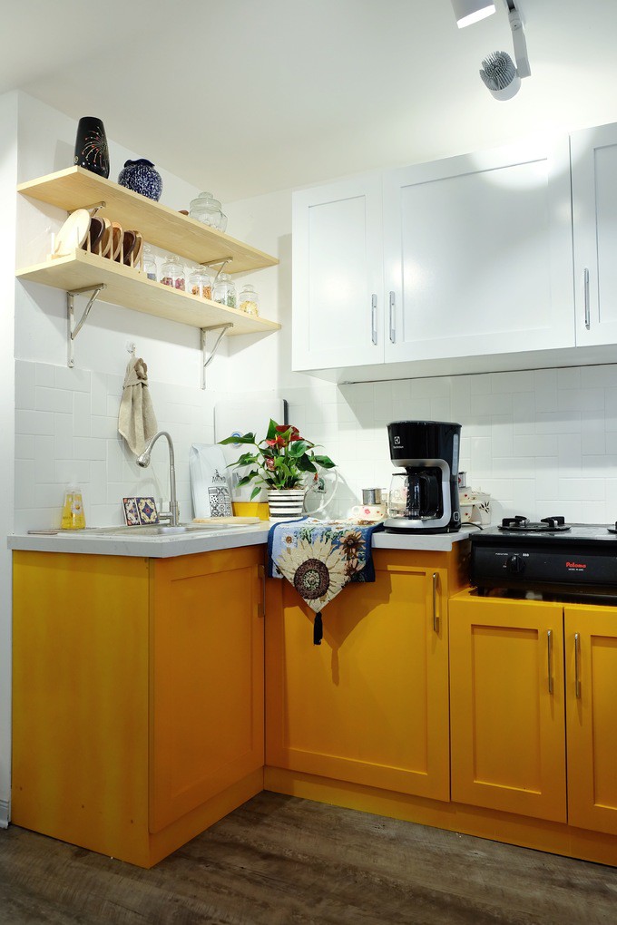 Những đồ vật nhỏ như chậu hoa, kệ gỗ để gia vị, lọ gốm... khiến căn bếp trở nên tinh tế hơn. Chi phí sữa chữa và cải tạo căn nhà khoảng 300 triệu đồng.