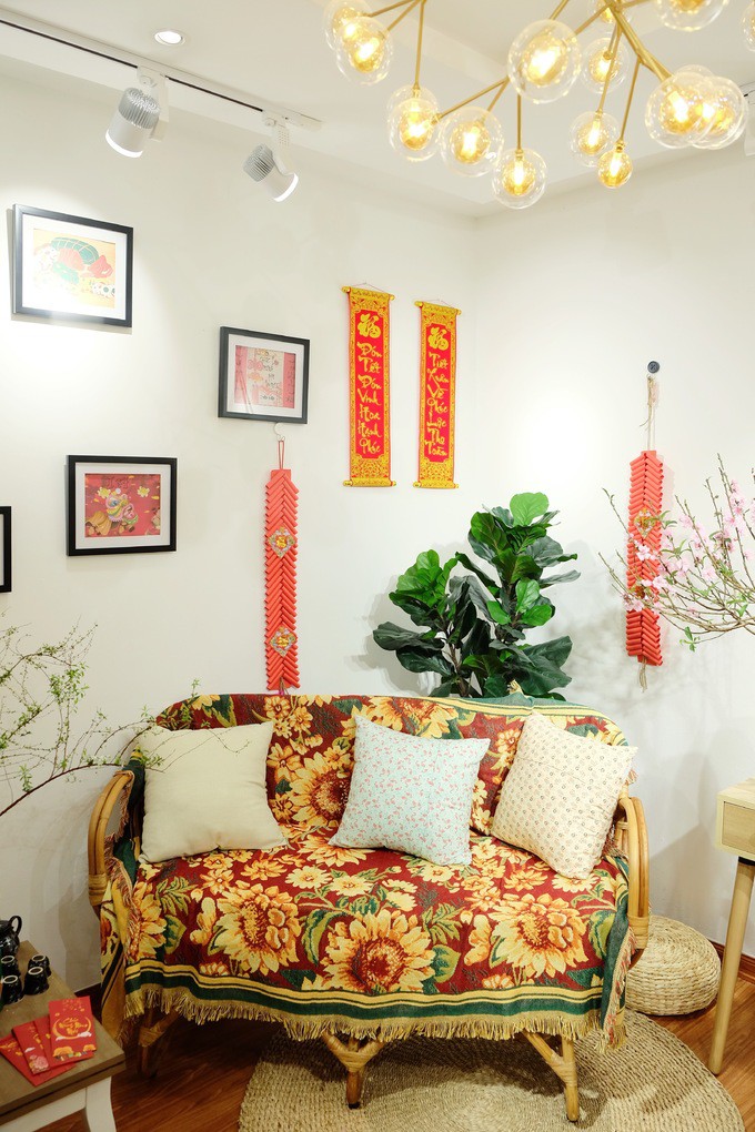 Dựa trên ý tưởng của chủ nhà, KTS quyết định đóng mới gần như toàn bộ nội thất, khiến ngôi nhà như có một sức sống mới, tươi trẻ, hiện đại hơn so với vẻ trầm buồn truyền thống.