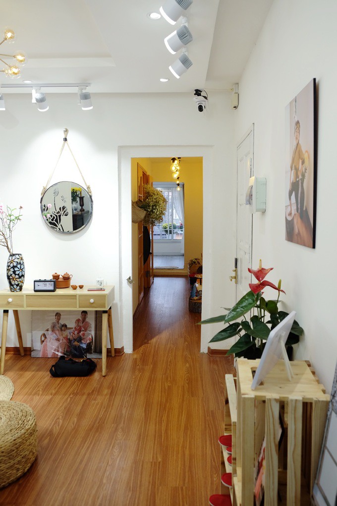 Ngoài ra, sàn nhà, trần, cửa sổ, đường điện... cũng đều được làm lại hết.