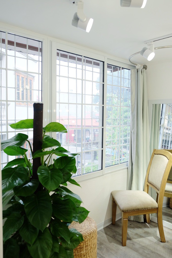 Cửa sổ từng phòng được làm lại, sơn sửa, thay vì những thanh sắt cũ kỹ ngày trước.
