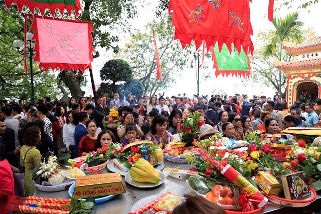 Đầu xuân, hàng nghìn người dân thủ đô đổ về các đền chùa, phủ để cầu may, cầu lộc...