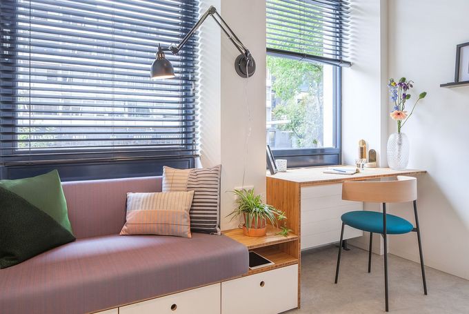 Cửa sổ lớn mang lại sự thông thoáng rộng rãi trong khi các khu vực chứa đồ thông minh giúp tối đa hóa không gian sống.