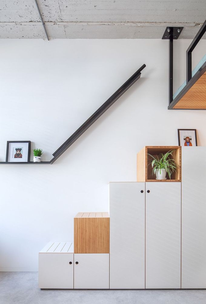 Cầu thang dẫn lên gác xép (phòng ngủ) cũng chính là các ngăn tủ chứa đổ.