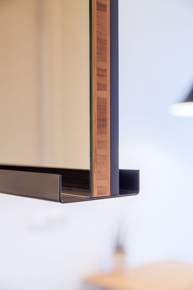 Không chỉ tiết kiệm không gian, thiết kế cũng đề cao tính thẩm mỹ. Những mảng gỗ, tre được sử dụng như một điểm nhấn trên phông nền trắng của căn hộ, tạo ấn tượng về mặt thị giác.