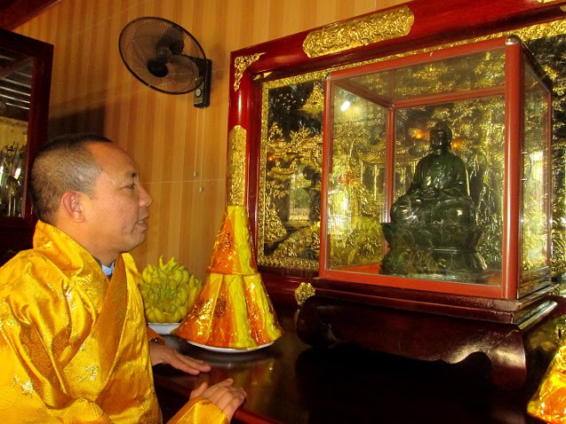Trụ trì Thích Chơn Phương đang kể về bức tượng Đức Phật Dược Sư tọa trên đài sen làm bằng chất liệu ngọc bích nguyên khối do phật tử cung tiến. 