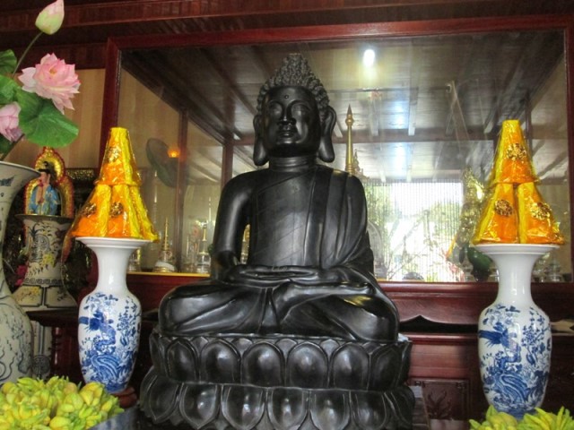 Ngoài các bảo tháp chứa đựng Ngọc xá lợi Phật quý giá, tại đây còn lưu giữ được pho tượng của Đức Phật A Di Đà bằng chất liệu đồng đen. Chiều cao khoảng 1m, nặng hơn 100kg được đặt trang trọng ngay chính giữa gian thờ Ngọc xá lợi.