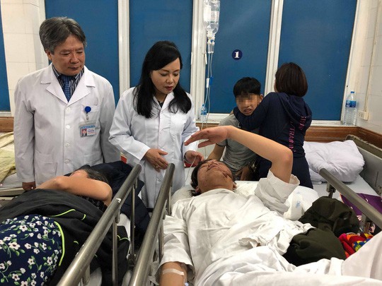
Kiểm tra ngẫu nhiên 2 bệnh nhân cấp cứu tại Bệnh viện Việt Đức trước thời khắc giao thừa Tết Kỷ Hợi, Bộ trưởng Bộ Y tế phát hiện hai bệnh nhân đều vào viện vì uống rượu.
