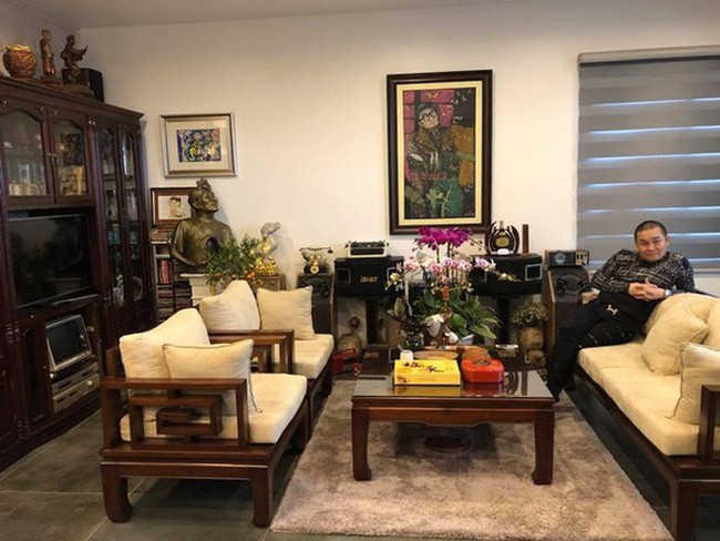 Được mệnh danh là vua hài đất Bắc, từ lâu Xuân Hinh đã nổi tiếng là một trong những nghệ sĩ có cát-xê diễn cao nhất miền Bắc. Ngoài ra anh còn làm gương mặt đại diện cho một số nhãn hàng cao cấp, thu về khoản tiền không nhỏ.