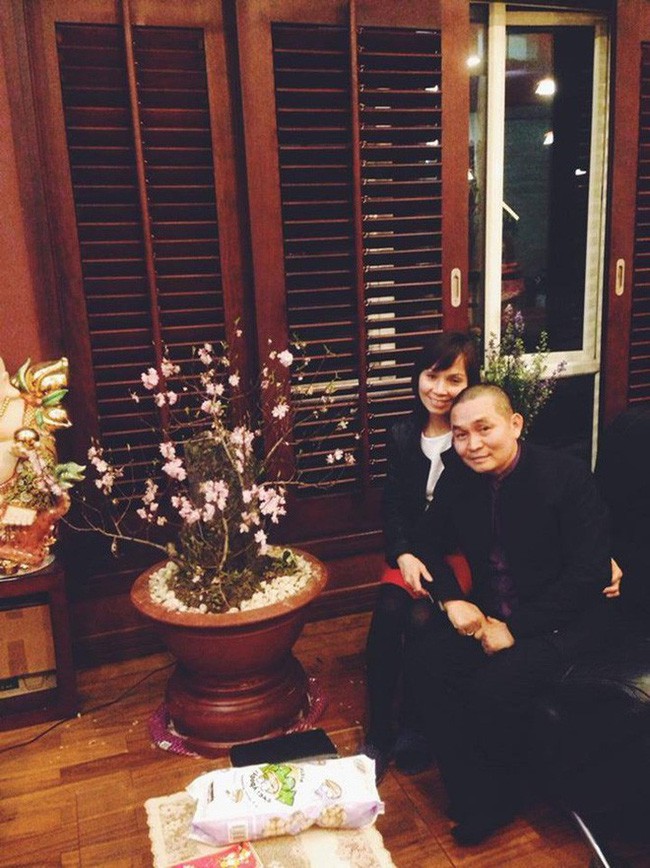 Vợ chồng Xuân Hinh chụp ảnh nhân địp đầu năm tại tổ ấm của gia đình.