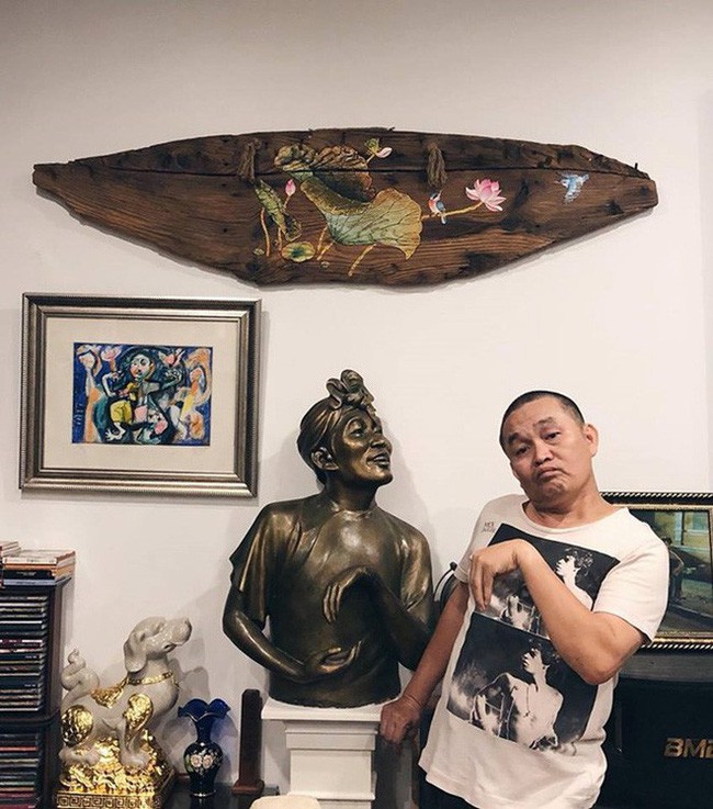 Ngoài ra, phòng khách còn được bày trí rất nhiều món đồ nghệ thuật đặc biệt ấn tượng.