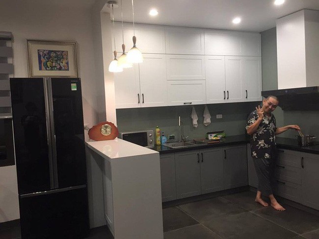 Phòng bếp được thiết kế đơn giản nhưng sang trọng, tinh tế