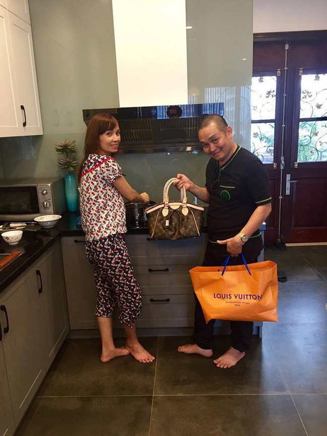 Xuân Hinh gây bất ngờ cho vợ khi tặng túi hàng hiệu đắt đỏ trong lúc chị đang nấu cơm.