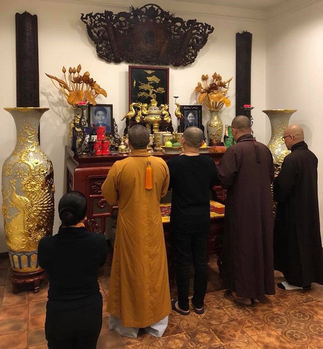 Gian thờ được gia đình Xuân Hinh chăm chút kỹ lưỡng từng chi tiết nhỏ.