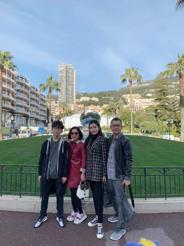 Gia đình Huyền My còn khám phá Monaco trong hành trình du xuân. Mẹ Á hậu nhận xét rằng, Monaco là một nơi đáng sống bởi có thiên nhiên tươi đẹp, cuộc sống của người dân rấy yên bình.