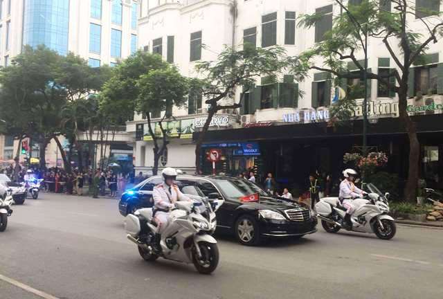 
Cảnh sát đón dẫn xe của Chủ tịch Triều Tiên Kim Jong Un tại Hà Nội. Ảnh: Văn Huế
