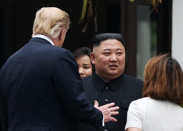 
Tổng thống Donald Trump và Chủ tịch Kim Jong-un khi đi dạo quanh khách sạn Metropole.
