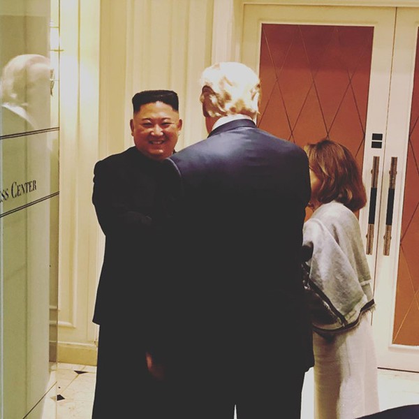 
Dù không đạt được thỏa thuận chung nhưng Chủ tịch Kim Jong-un vẫn vui vẻ bắt tay chào tạm biệt Donald Trump.
