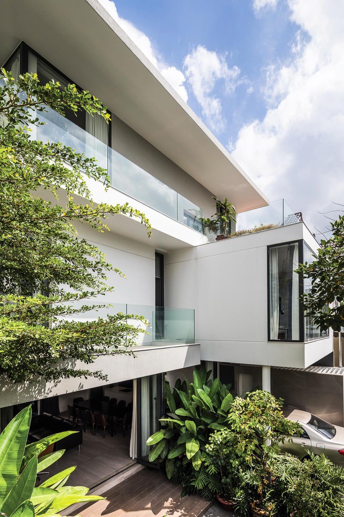 Trước đây, miếng đất 207 m2 vốn là một căn nhà nhỏ với vườn cây bao quanh nằm tại một khu dân cư ở Hiệp Phú, quận 9. Gia chủ muốn có một nơi ở mới tiện nghi cho bốn người nhưng vẫn giữ được những cây xanh lớn từng gắn bó với gia đình.