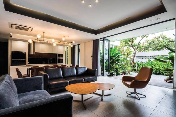 Toàn bộ tầng trệt là không gian sinh hoạt chung của gia đình với phòng khách, bếp, phòng ăn liên thông. Khi gia đình tổ chức đám tiệc đông người, gara sẽ được kết hợp lại để có một không gian rộng lớn hơn.