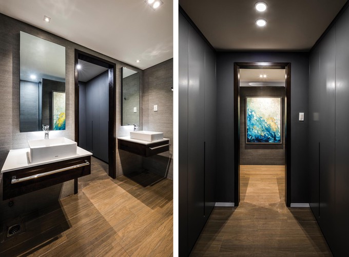 Nhà vệ sinh và khu thay trang phục cũng như tất cả không gian khác trong nhà đều thể hiện được tinh thần tối giản với nội thất ít chi tiết, chủ yếu là đường thẳng, đồ đạc được cất giấu khéo léo trong các kệ kín.