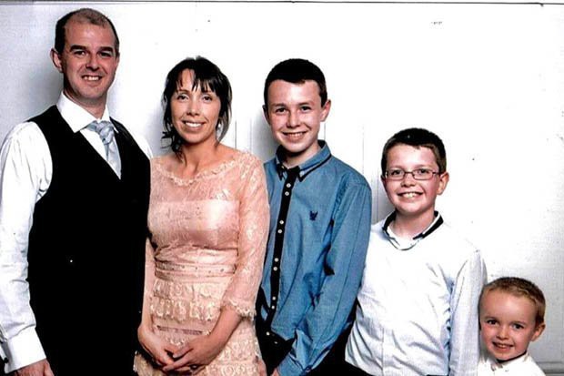 Alan Hawe (ngoài cùng bên trái) đã dùng rìu giết hại từng người trong gia đình.