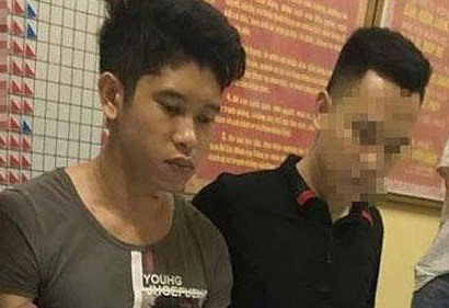 Kẻ buôn bán ma túy bị lực lượng công an bắt giữ.