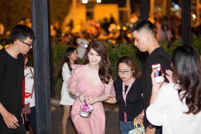 Tuy bộ đầm nhạt màu nhưng người đẹp vòng eo 56 vẫn cứ hoàn toàn nổi bật giữa đám đông.