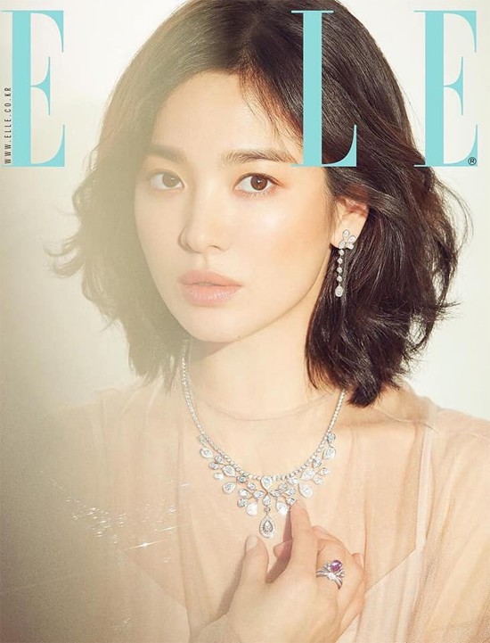 Song Hye Kyo tiết lộ, người cô ngưỡng mộ là Củng Lợi - một diễn viên dù có tuổi nhưng vẫn rất khí chất, xinh đẹp.