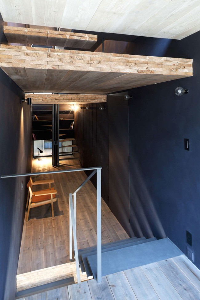 Cầu thang sắt kết nối giữa các mặt sàn.