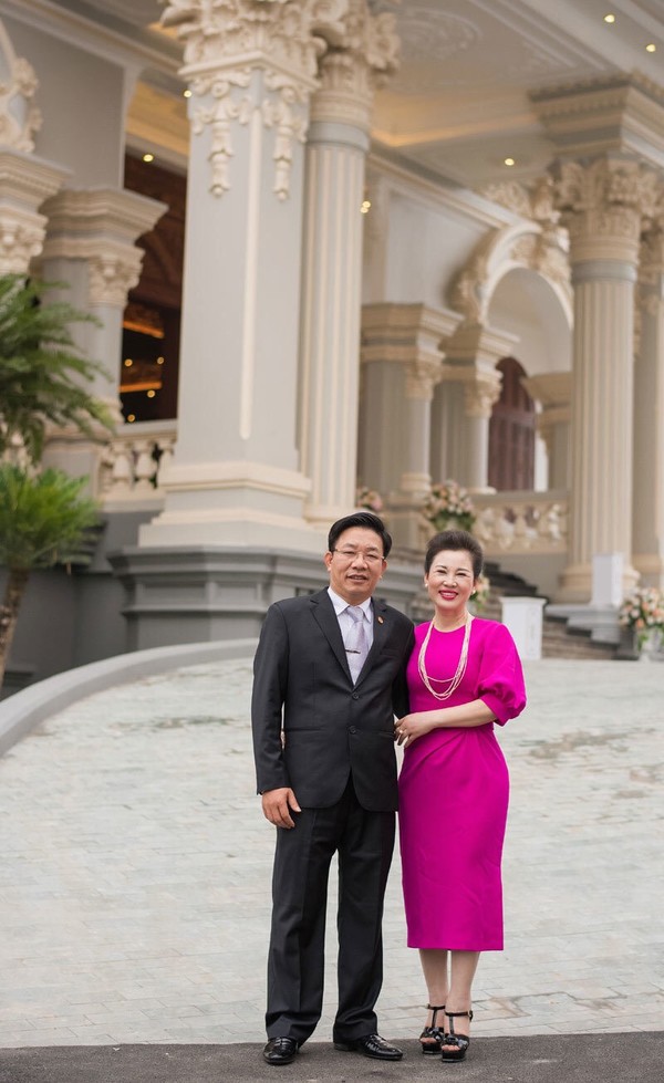 Vợ chồng ông Dĩnh bà Dung là doanh nhân có tiếng tại Nam Định trước lâu đài Lan Ngọc Khuê.