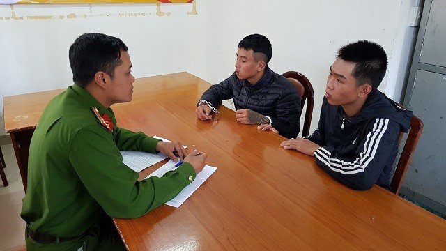 Tuấn v&agrave; H&ugrave;ng tại cơ quan điều tra. Ảnh: Minh Lộc.