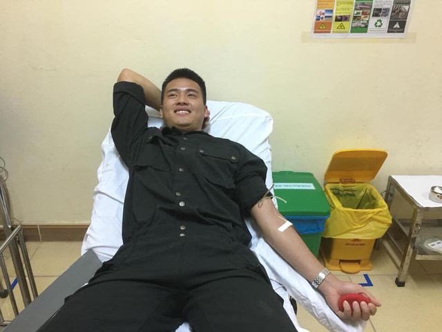 Và đồng chí Trần Văn Nam (Phòng Cảnh sát cơ động) hiến máu cứu người