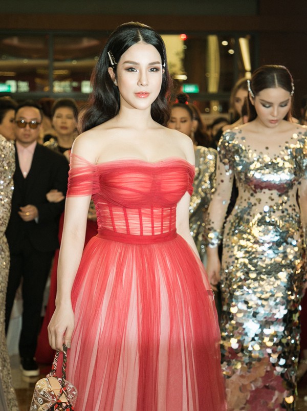 Gái một con Diệp Lâm Anh chọn váy đỏ xuyên thấu.