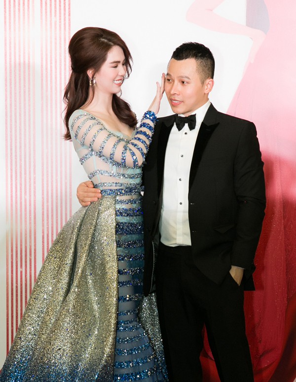 Cô lau mồ hôi cho người anh thân thiết trên thảm đỏ của chương trình.