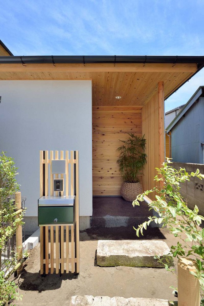 Lối dẫn vào nhà bình dị nhưng cũng đủ khiến bạn dừng lại ít phút để ngắm nhìn thiết kế hòm thư độc đáo.