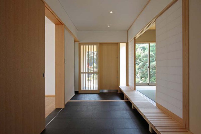 Một lối vào nhà mang nét đặc trưng của phong cách nội thất Nhật Bản.