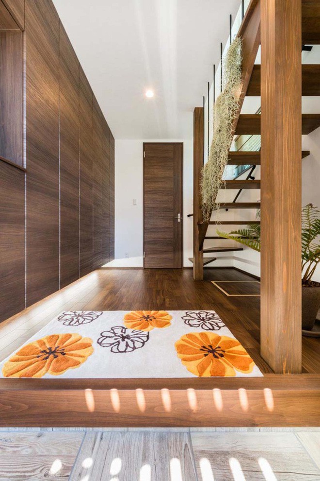 Vẻ đẹp của lối vào nhà được tạo nên từ việc đồng điệu trong cách lựa chọn nguyên liệu gỗ tự nhiên.