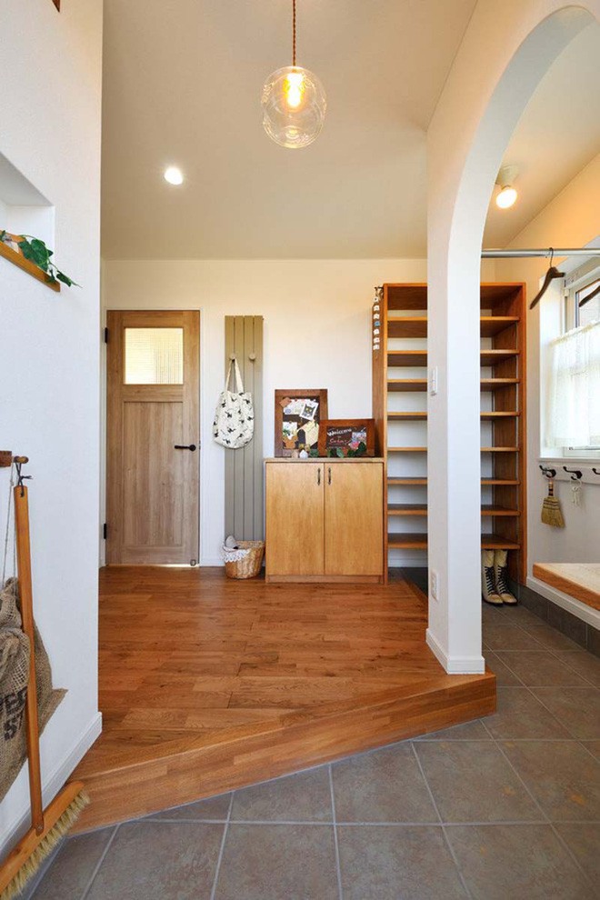 Nhẹ nhàng, bình yên, lối vào nhà khiến người ta cảm nhận được phần nào hơi ấm gia đình trong đó.