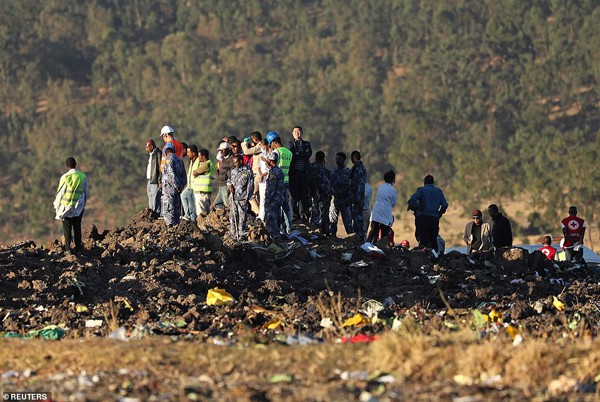 
Một số hình ảnh tang thương trong vụ máy bay rơi ở Ethioipa.
