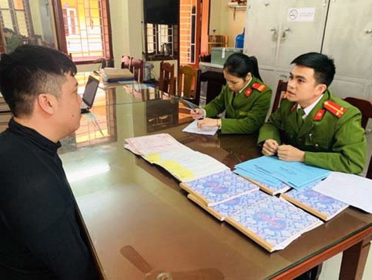 Hoàng Quang Hùng tại cơ quan công an