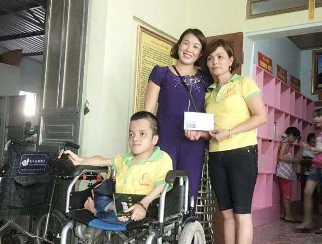 Với Nghĩa, cô Trần Thị Đa (áo tím) không đơn thuần là một cô giáo mà với tấm lòng của người mẹ, cô tìm cách giúp đỡ em trong học tập, trong cuộc sống để em có thể yên tâm với việc học tập.