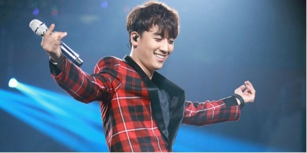 Tròn 18 tuổi, Seungri cho ra mắt MV solo đầu tiên trong sự nghiệp - Strong Baby. Sản phẩm solo đầu tiên của Seungri được đông đảo người hâm mộ đón nhận và ủng hộ. 3 năm sau thành công của Strong Baby, Seungri cho ra mắt mini album solo mang tên V.V.I.P và tiếp tục khẳng định tên tuổi của bản thân với lượng bán album cao ngất ngưởng.