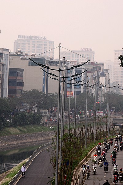 
Hệ thống đèn được lắp mới có thể chiếu sáng ở cả phần đường xe cơ giới và đường dành cho người đi bộ , xe đạp.
