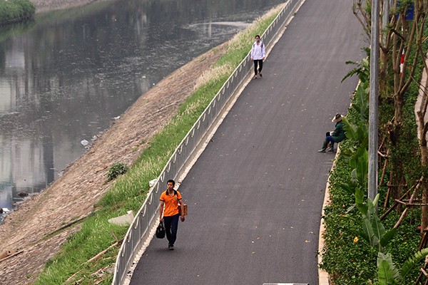 
Tuy nhiên, theo nhận xét của nhiều người dân, nếu thành phố Hà Nội giải quyết được tình trạng ô nhiễm của sông Tô Lịch thì con đường mới này mới thực sự có được một không gian lý tưởng.
