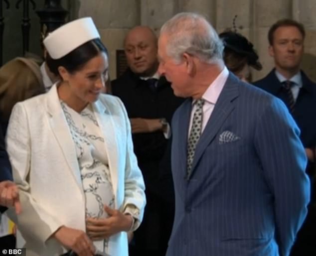 Meghan vui vẻ trò chuyện với Thái tử Charles.