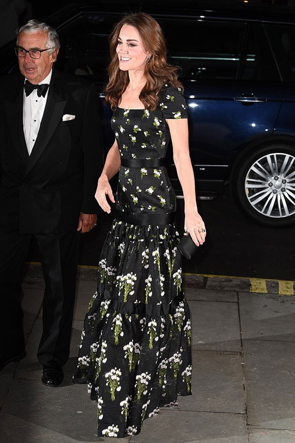 Tối 12/3, Kate cùng các ngôi sao hạng A của Anh gồm vợ chồng David Beckham, siêu mẫu Kate Moss, Naomi Campbell và Bianca Jagger quy tụ tại buổi tiệc gây quỹ hàng năm ở phòng trưng bày chân dung quốc gia London, theo Mirror.