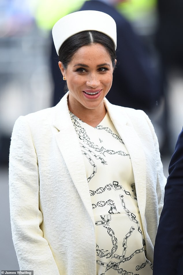 Meghan bị chỉ trích vì bỏ quên bố đẻ của mình.