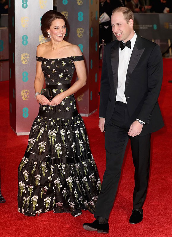 Chiếc váy được cho là phiên bản có tay của trang phục từng được Kate mặc khi dự BAFTAS cùng chồng, Hoàng tử William, tháng 2/2017.