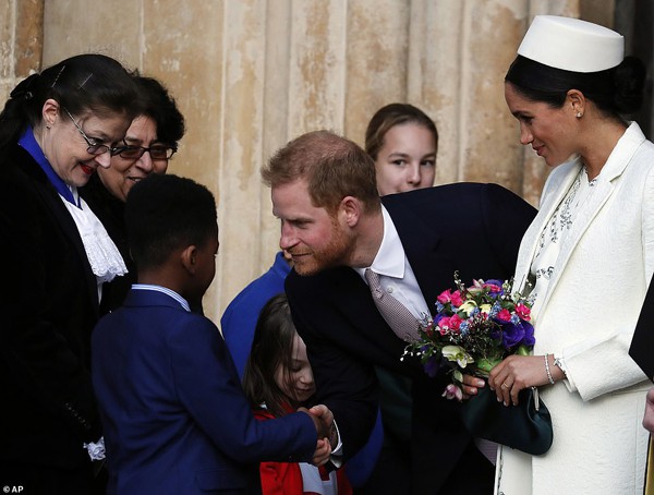 
Trái với những thông tin hôn nhân sẽ rạn nứt thì cặp vợ chồng Harry và Meghan Markle hoàn toàn hạnh phúc.
