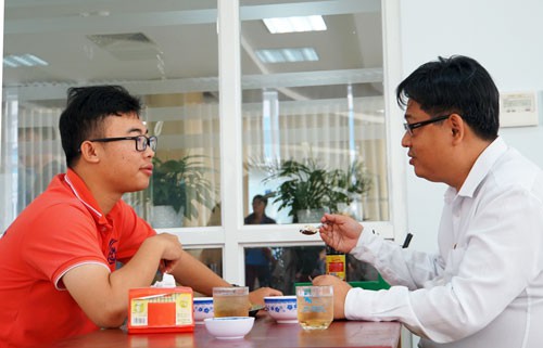 Sơn và thầy Khang (phải) ăn trưa cùng nhau. Ảnh: Mạnh Tùng.